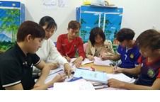 Sinh viên khoa Sư phạm Ngữ Văn hỗ trợ du học sinh Lào học tiếng Việt