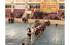 Cuộc tranh tài giữa LCĐ khoa SP Ngữ văn và Lưu học sinh Lào trong giải bóng chuyền nữ sinh viên Trường Đại học Vinh